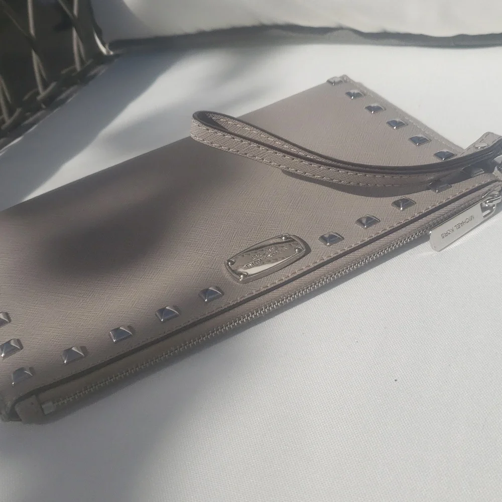 💜Michael Kors Gray Studded Wristlet